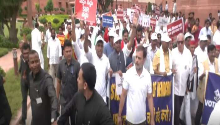 വോട്ട് ക്രമക്കേടിൽ പ്രതിപക്ഷത്തിന്റെ പ്രതിഷേധം; മാർച്ച് തടഞ്ഞ് പോലീസ്, രാഹുൽ ഗാന്ധിയെയും പ്രിയങ്ക ഗാന്ധിയെയും അറസ്റ്റ് ചെയ്ത് നീക്കി