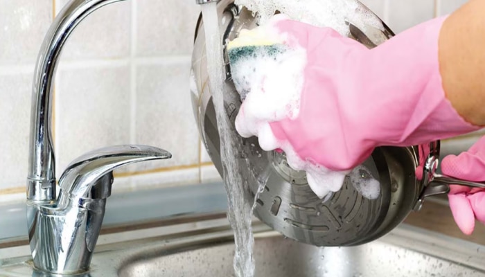 Kitchen Tips: എത്ര കഴുകിയിട്ടും പാത്രങ്ങളിലെ മഞ്ഞക്കറ പോകുന്നില്ലേ? ചില പൊടിക്കൈകൾ പരീക്ഷിക്കാം...