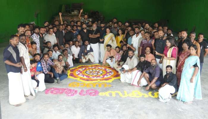 Aasha Movie: &#039;ആശ&#039; സെറ്റിൽ ഓണാഘോഷം; അണിയറപ്രവർത്തകർക്കൊപ്പം ആഘോഷമാക്കി ഉർവശിയും ജോജുവും