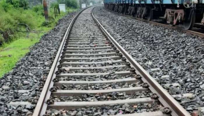 Train Hit: തിരുവനന്തപുരത്ത് ട്രെയിൻ തട്ടി രണ്ട് പേർ മരിച്ചു; മരിച്ചത് സ്ത്രീയും പുരുഷനും