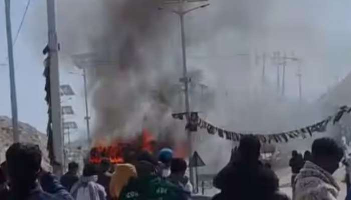 Ladakh Protest: ലഡാക്കിൽ പ്രതിഷേധം അക്രമാസക്തമാകുന്നു; ബിജെപി ഓഫീസ് തീയിട്ട് പ്രധിഷേധക്കാർ