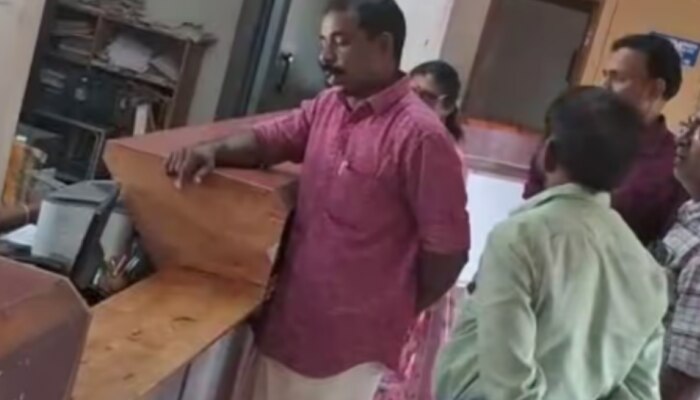 Karuvannur Bank Thrissur: പണം തിരികെ കിട്ടിയില്ല; ബാങ്ക് കൗണ്ടറിലേക്ക് പെട്രോളൊഴിച്ച് നിക്ഷേപകൻ, സംഭവം കരുവന്നൂര്‍ ബാങ്ക് ശാഖയില്‍