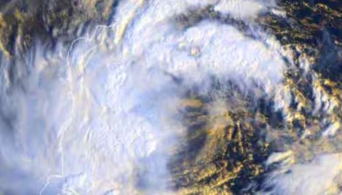 Montha Storm: മോൻത ചുഴലിക്കാറ്റ് ആന്ധ്ര തീരം തൊട്ടു; 110 കിലോമീറ്റർ ​വേ​ഗത, പ്രദേശത്ത് നിന്ന് ജനങ്ങളെ ഒഴിപ്പിച്ചു, നിരവധി ട്രെയിനുകൾ റദ്ദാക്കി