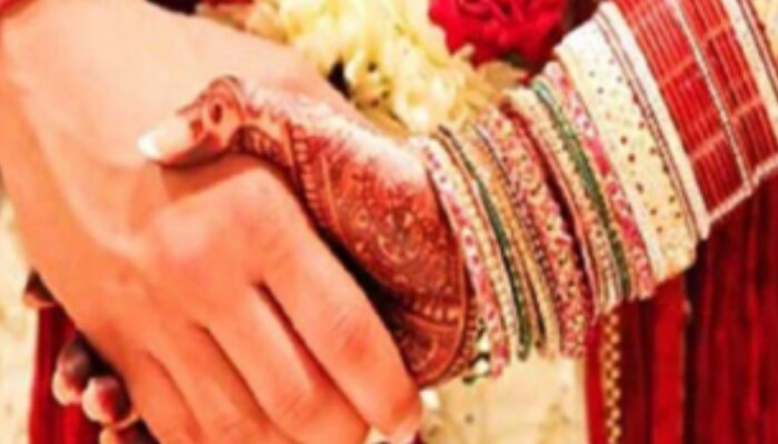 Wedding Card Vastu Tips: കല്യാണക്കുറിയിൽ വധൂവരന്മാരുടെ ചിത്രങ്ങൾ വയ്ക്കാമോ? വാസ്തു ശാസ്ത്രത്തിൽ പറയുന്നതെന്ത്...