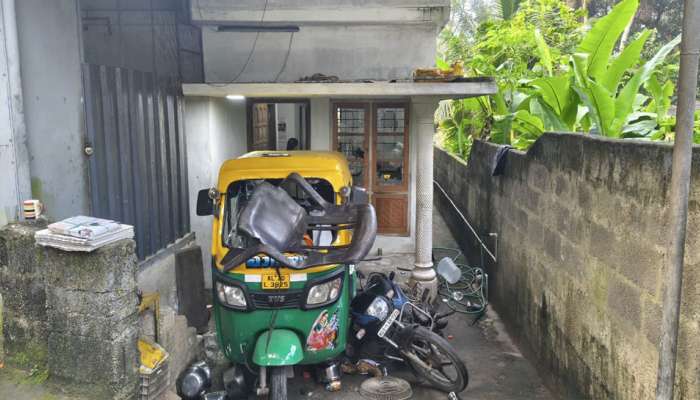 Neyyattinkara News: നെയ്യാറ്റിൻകരയിൽ വീടിനു നേരെ ആക്രമണം; നിർത്തിയിട്ടിരുന്ന ഓട്ടോറിക്ഷ അടിച്ച് തകർത്തു