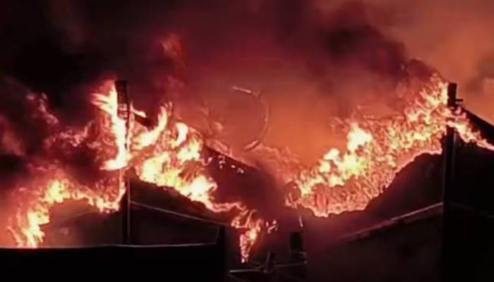 Kollam Fire Accident: കൊല്ലത്ത് കായലില്‍ കെട്ടിയിട്ടിരുന്ന ബോട്ടുകളിൽ തീപിടിത്തം; അണയ്ക്കാനുള്ള ശ്രമം തുടരുന്നു