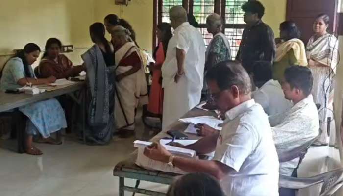 Kerala Local Body Election 2025 Phase 1: തദ്ദേശ തെരഞ്ഞെടുപ്പ്; ഏഴ് ജില്ലകളിൽ പോളിങ് പുരോഗമിക്കുന്നു, ആദ്യ മണിക്കൂറുകളിൽ ഭേദപ്പെട്ട പോളിങ്