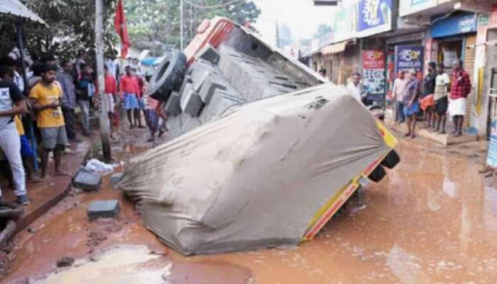 Kollam news: കൊല്ലത്ത് വൈദ്യുതി കേബിൾ സ്ഥാപിക്കാനെടുത്ത കുഴിയിൽ ടിപ്പർ ലോറി മറിഞ്ഞ് അപകടം