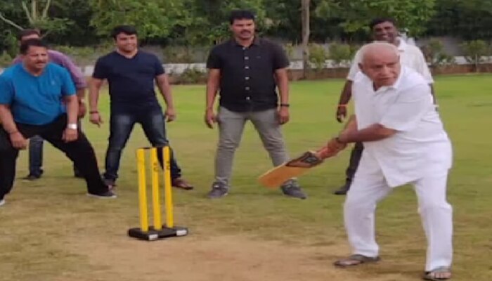 രാഷ്ട്രീയ പ്രതിസന്ധിയിലും കളിയുടെ തിരക്കിലാണ് യെദ്ദ്യൂരപ്പ രാഷ്ട്രീയ പ്രതിസന്ധിയിലും കളിയുടെ തിരക്കിലാണ് യെദ്ദ്യൂരപ്പ